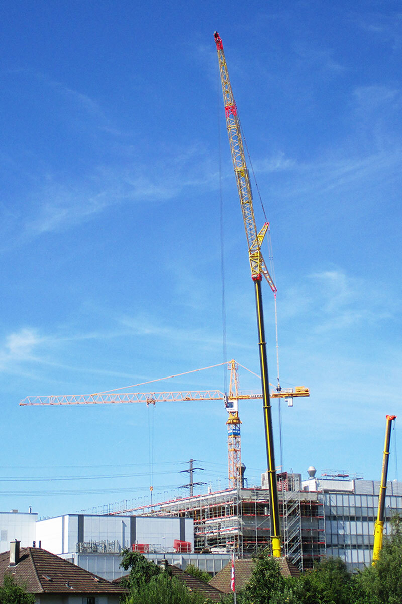 Einbringung mit dem Pneukran bei Industriebau